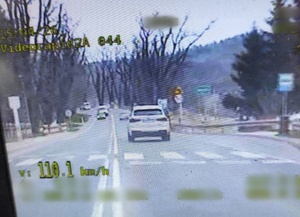 Zdjęcie okazujące przekroczenie dozwolonej prędkości jazdy w obszarze zabudowanym w miejscowości Dukla.