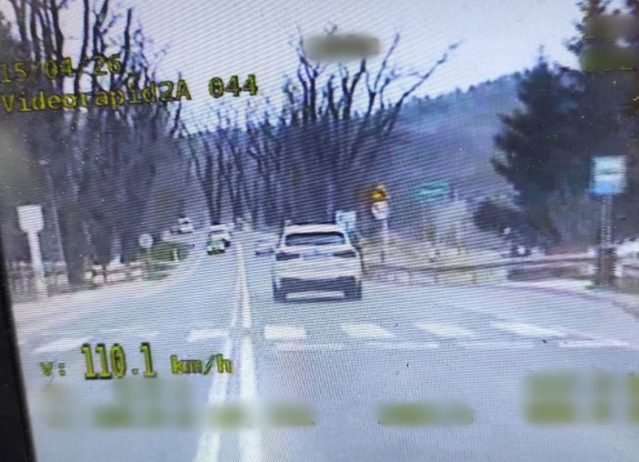 Zdjęcie okazujące przekroczenie dozwolonej prędkości jazdy w obszarze zabudowanym w miejscowości Dukla.