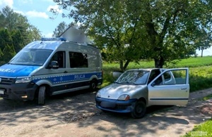 Na zdjęciu widnieje kontrolowany pojazd marki Fiat, którego kierujący przekroczył dopuszczalną prędkość jazdy, a dodatkowo znajdował się w stanie nietrzeźwości.