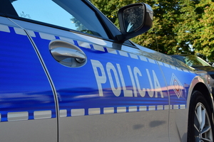 Zdjęcie radiowozu z napisem "Policja".