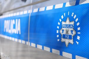 Zdjęcie radiowozu z napisem POLICJA.
