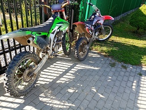 Zdjęcie dwóch motocykli zatrzymanych do kontroli we Wrocance